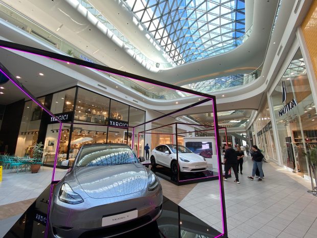 tesla showroom, tesla elektrikli araç, stand